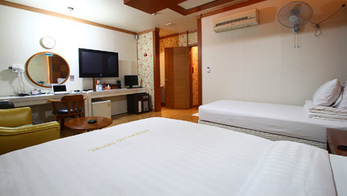 Cherbourg Hotel تشيونان المظهر الخارجي الصورة